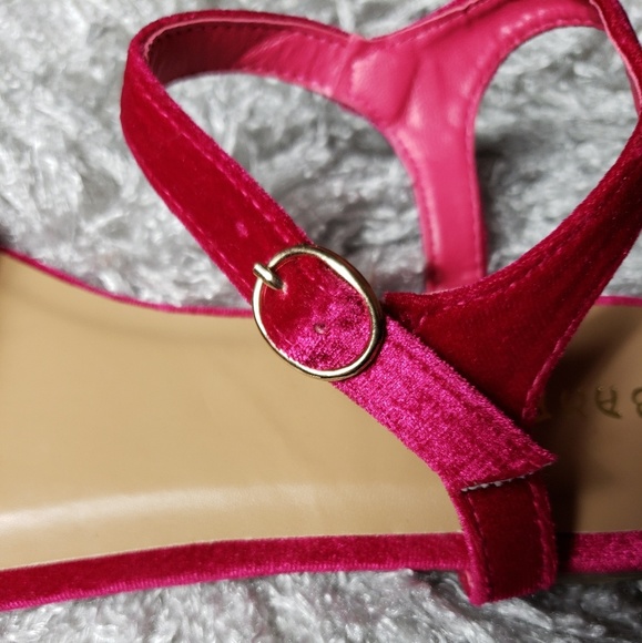 SALE!!NEW Sandals - Picture 5 of 6